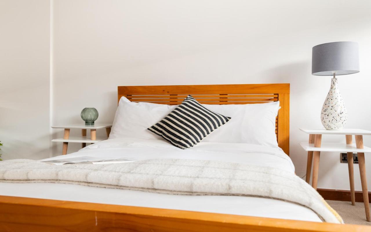 Appartamento The Southwick Sanctuary - Large 6Bdr With Terrace Londra Esterno foto
